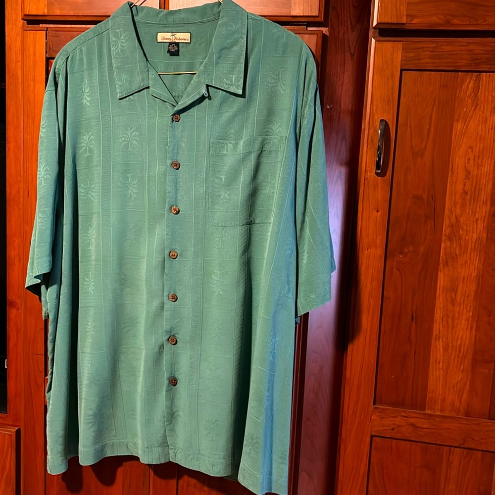 Tommy Bahama men’s button down casual short sleeve shirt. Light green.